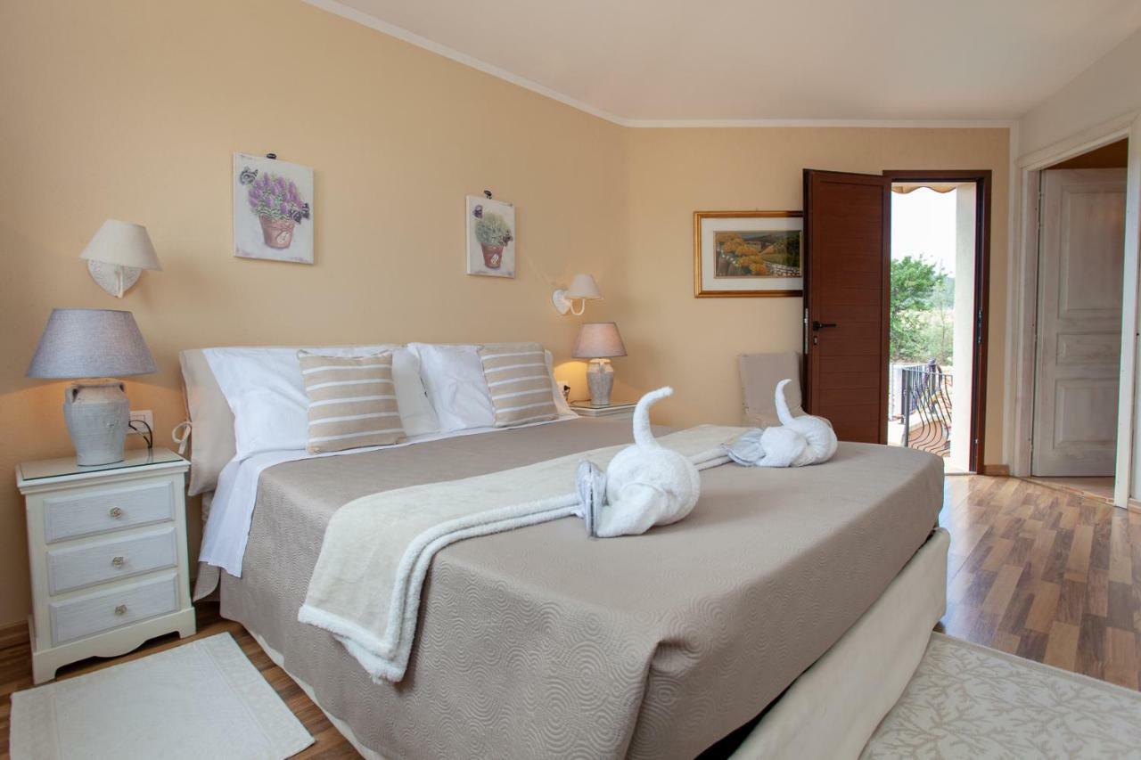 Domus Francy Hotel San Teodoro  Buitenkant foto