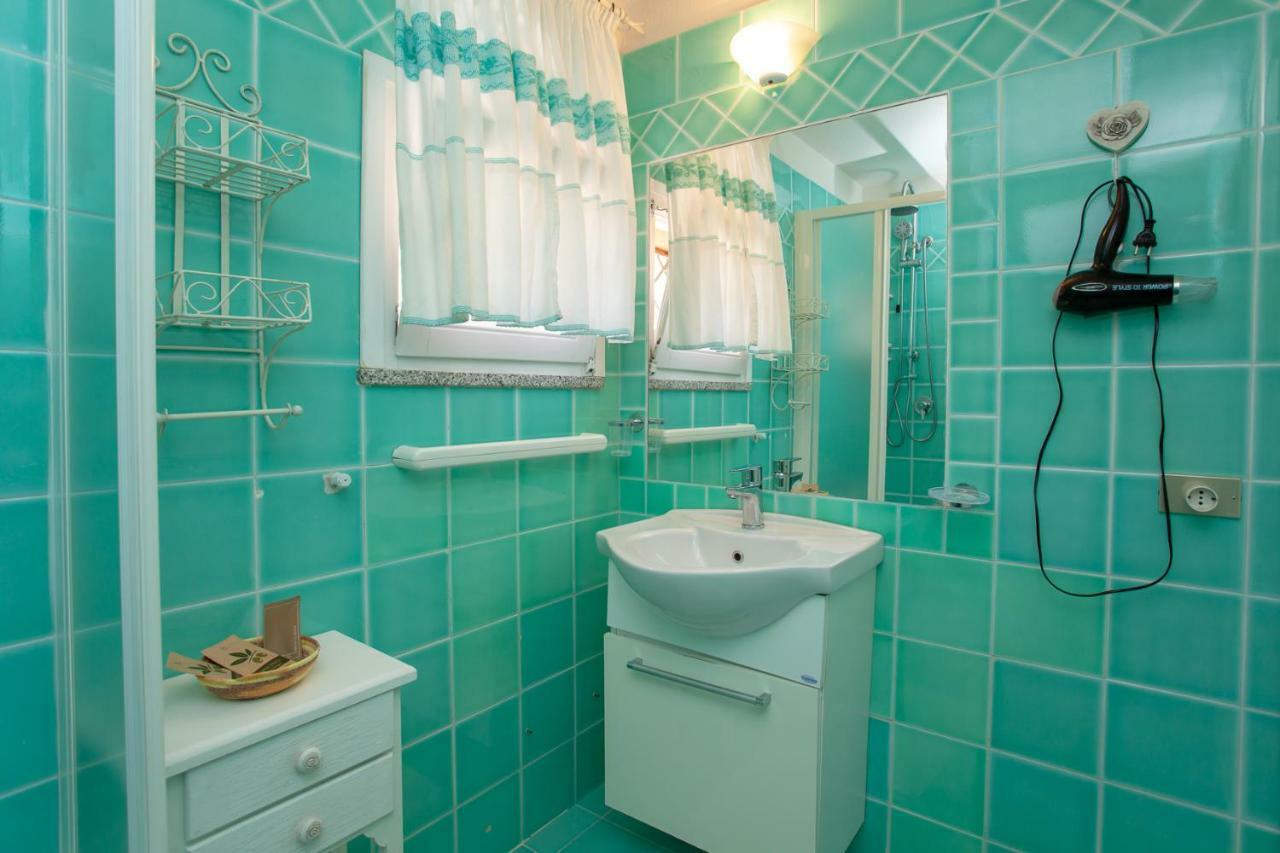 Domus Francy Hotel San Teodoro  Buitenkant foto