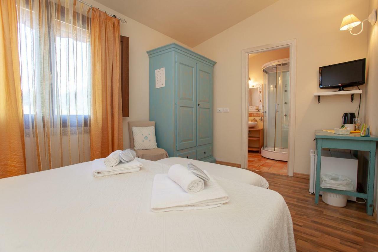Domus Francy Hotel San Teodoro  Buitenkant foto