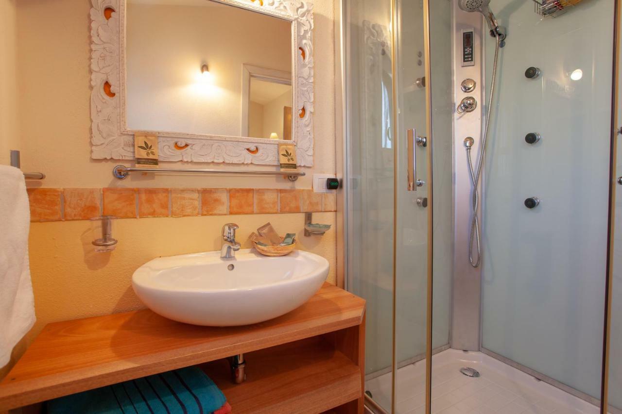 Domus Francy Hotel San Teodoro  Buitenkant foto