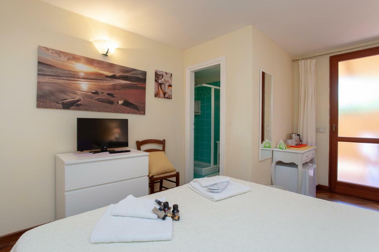 Domus Francy Hotel San Teodoro  Buitenkant foto