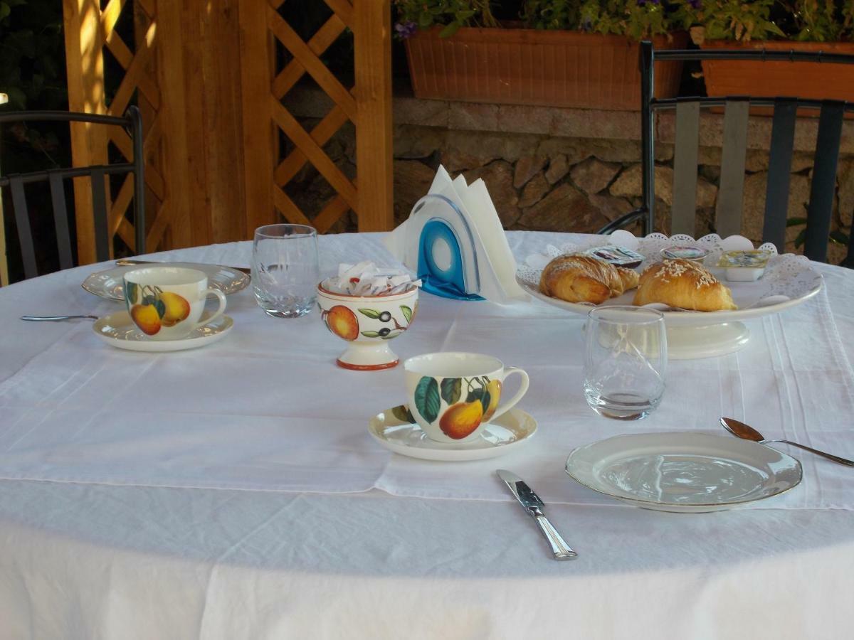 Domus Francy Hotel San Teodoro  Buitenkant foto